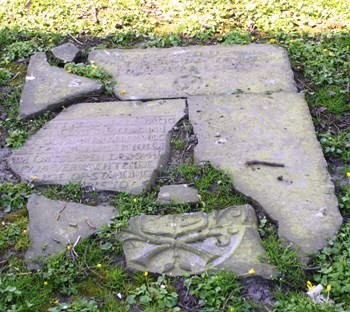 Obergum 1 Jan Temmes en Claes Iacobs - De graftekst van Jan Temmes staat op de bovenste 'grafsteenbrok' op de foto